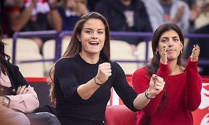 Πανηγύρισε έξαλλα τη νίκη του Ολυμπιακού επί της Ρεάλ η Σάκκαρη! (pics)