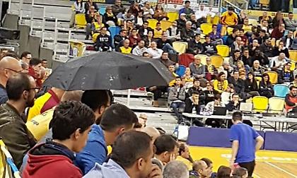 Γκραν Κανάρια: Στάζει η οροφή, άνοιξαν ομπρέλες στο γήπεδο! (photos)