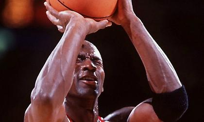 Σαν Σήμερα: Η τυφλή βολή του Τζόρνταν και το «μπρα ντε φερ» με τον Μουτόμπο!