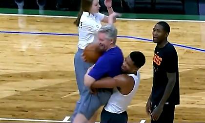 Τον πήρε και τον σήκωσε ο Γιάννης (video)