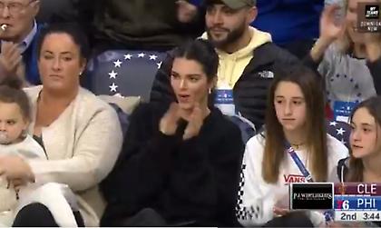 «Μαυρόγατα» για Σίξερς η Κένταλ Τζένερ (video)