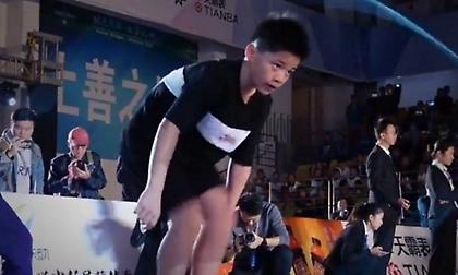 Πιτσιρικάς σπάει το παγκόσμιο ρεκόρ στο σχοινάκι