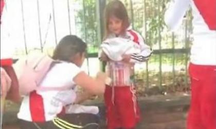 Βίντεο-ντροπή: Έζωσαν κοριτσάκι με φωτοβολίδες για να τις περάσει στο γήπεδο!