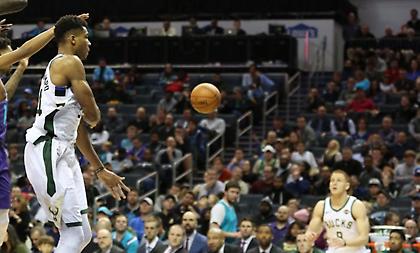 Άγγιξαν απίθανη ανατροπή οι Μπακς και τριπλ-νταμπλ ο Γιάννης