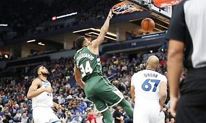 Γιάννης Αντετοκούνμπο: Πρώτος σκόρερ του NBA μέσα στη ρακέτα! (photo-video)