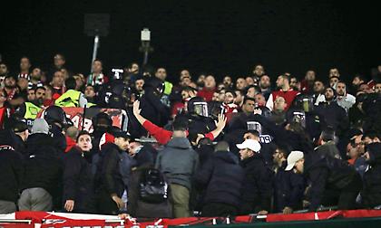 Ένταση στην εξέδρα του Ολυμπιακού και τραυματίες (video)