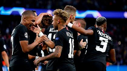 Μια Παρί που κυνηγάει στοιχειωμένα ρεκόρ