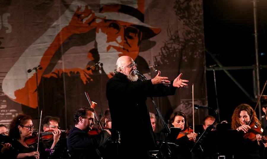 Σαββόπουλος: Απρόοπτο με στριπτίζ στην πρεμιέρα του (vid)