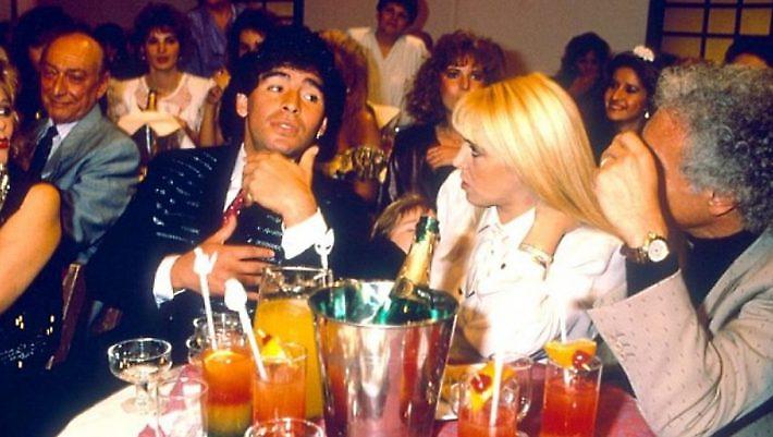 Χωρίς αναστολές: Η 25χρονη αστυνομικός – «δόλωμα» που ερωτεύτηκε ο Μαραντόνα (Pics)