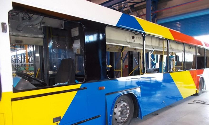 Επίθεση κουκουλοφόρων με πέτρες σε λεωφορείο του ΟΑΣΘ λίγο πριν το Άρης-Παναθηναϊκός