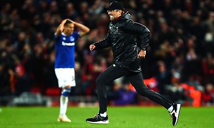 Τρελάθηκε και έκανε «ντου» στον αγωνιστικό χώρο ο Κλοπ μετά το γκολ της Λίβερπουλ στο 96’ (video)