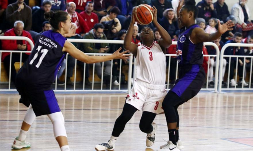 Έβαλε στα καλάθια την Ελευθερία Μοσχάτου ο Ολυμπιακός