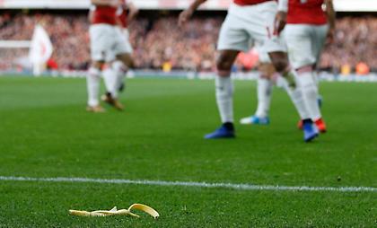 Συνελήφθη οπαδός της Τότεναμ γιατί πέταξε μπανανόφλουδα στον Ομπαμεγιάνγκ