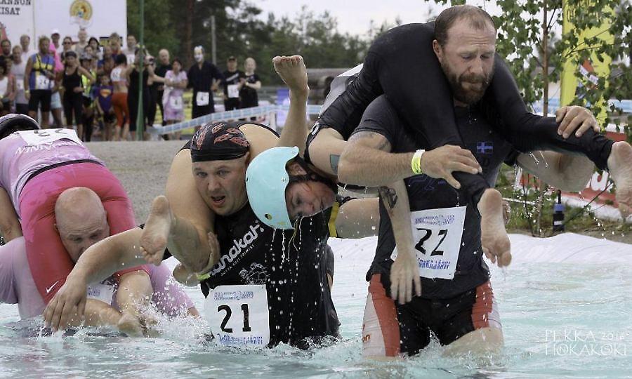Wife Carrying: Δεν έχεις δει πιο περίεργο άθλημα