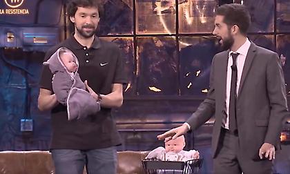 Ο Γιουλ σουτάρει… «μωρά» σε κούνια (video)