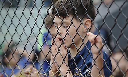 Ίσως η φωτογραφία της χρονιάς: Πιτσιρικάς προσεύχεται να γυρίσει η Μπόκα με την κούπα