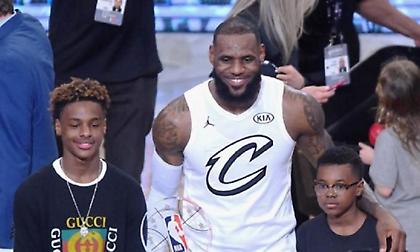 ΛεΜπρόν: Περήφανος που ο γιος του φόρεσε το Νο23 στην εντυπωσιακή του πρεμιέρα! (video)