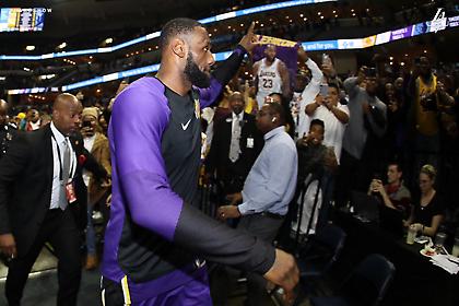 Ο Λεμπρόν έγινε… λούστρος (video)