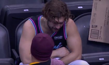 Μαντράχαλος πήρε τα παπούτσια του Γουέιντ και έκλαιγε σαν μωρό (video)