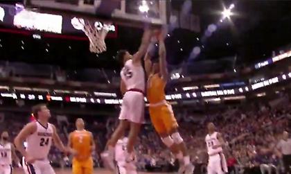 Η τάπα της χρονιάς σε αγώνα του NCAA (video)