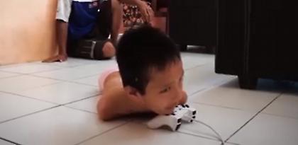 Viral: Γεννήθηκε χωρίς χέρια και πόδια, αλλά παίζει Play Station, γράφει και είναι άριστος σε όλα