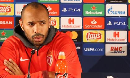 Το «δολοφονικό» βλέμμα του Ανρί σε 17χρονο ποδοσφαιριστή που δεν έφτιαξε την καρέκλα του! (video)