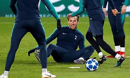 Ο Χάρι Κέιν στόλισε το δέντρο του με το «Χρυσό Παπούτσι» του Μουντιάλ! (pic)