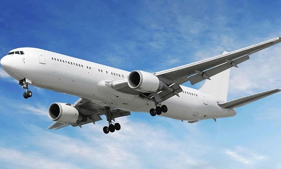 Αεροσυνοδός δείχνει τα μέτρα ασφαλείας με… pole dancing (video)