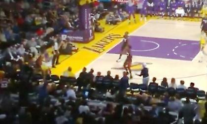 Λέικερς: Ο Τζαβέιλ ΜακΓκι παραλίγο να βγάλει… νοκ άουτ τον Ντένζελ Ουάσινγκτον! (video)