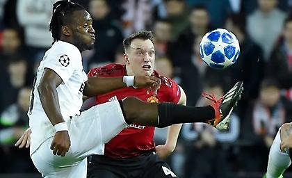 Ο Μπατσουαγί χαρίζει όλη τη δόξα... στη γκριμάτσα του Τζόουνς! (pic)