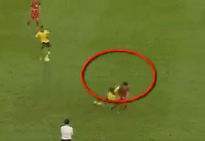 Άφησαν το ποδόσφαιρο και έπιασαν το μποξ σε ποδοσφαιρικό αγώνα (vid)