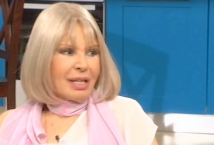 Ρίκα Διαλυνά: Η εντυπωσιακή της εμφάνιση με μίνι στα 87 της χρόνια (pic)