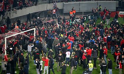 Η είσοδος των οπαδών του Ολυμπιακού στο γήπεδο και οι έξαλλοι πανηγυρισμοί (video)