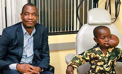 Σπουδαία κίνηση Μουτόμπο: Χρηματοδοτεί επέμβαση σε παιδί με όγκο στο πρόσωπο