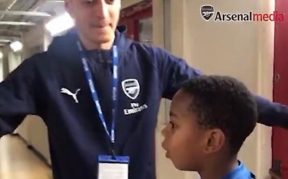 «Κάγκελο» ο πιτσιρικάς που γνώρισε τον Εζίλ (video)