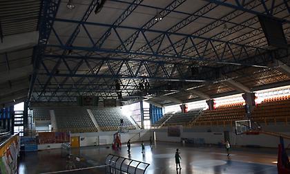 Ντροπιαστικές σκηνές στο Κλειστό Γυμναστήριο Πύργου: Έγινε... κολυμβητήριο λόγω καταιγίδας (video)