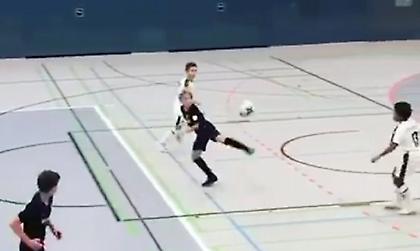 Τρομερό γκολ από πιτσιρικά σε ποδόσφαιρο σάλας (video)