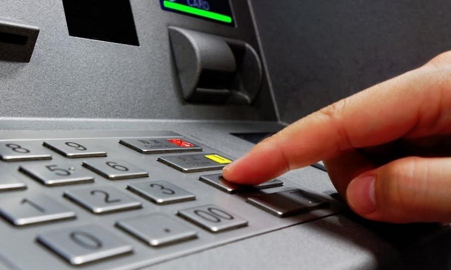 Προσοχή: Έτσι μπορεί να την πατήσεις και να σου κλέψουν χρήματα από το λογαριασμό όταν είσαι στο ΑΤΜ