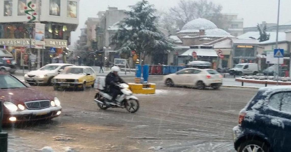 Αυτός είναι ο ντελιβεράς που έχει γίνει θέμα στην Κοζάνη – Οι απίστευτες κινήσεις του στα χιόνια