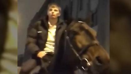 Τύφλα ο Αρσάβιν, έφυγε με άλογο από στριπ κλαμπ (video)