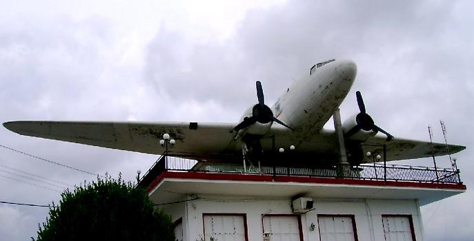 Η πιο θρυλική καφετέρια της Ελλάδας έγινε οίκος ανοχής (pics&vids)