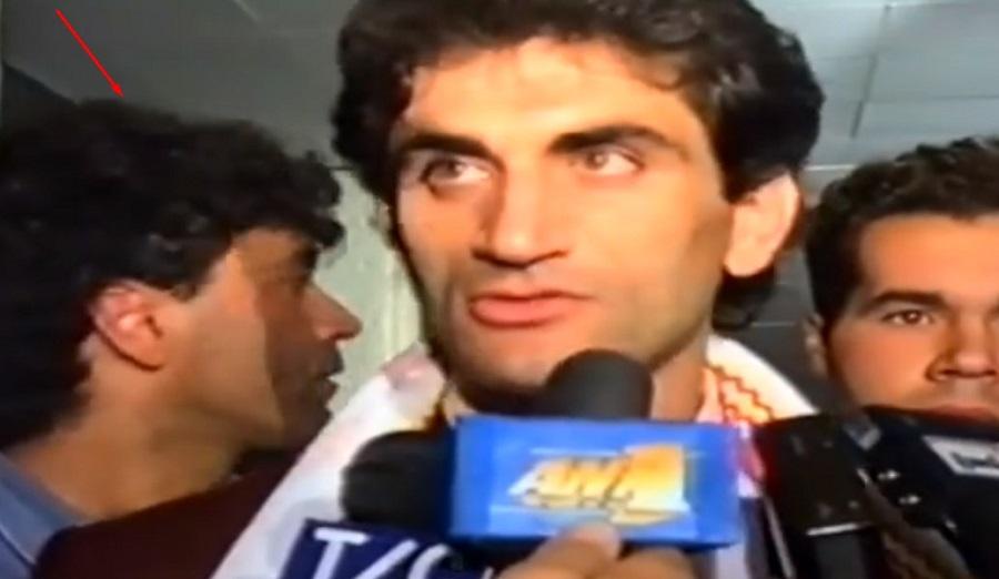 Δεν θα πιστεύετε ποιος είναι ο φίλαθλος αριστερά απ’ τον Γιώτη Τσαλουχίδη!