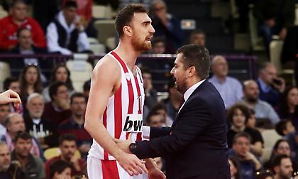 Ο έξαλλος Μιλουτίνοφ τα… έσπασε στον πάγκο (video)