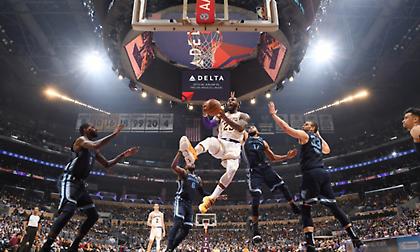 Μεγάλο στραπάτσο για τον ΛεΜπρον στο LA!