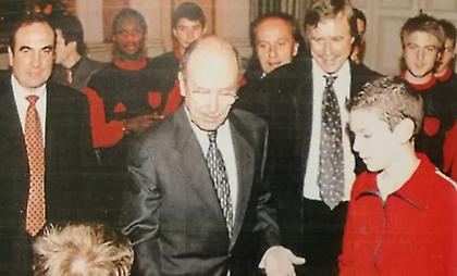 2004: Κωστής Στεφανόπουλος, Μίκης Θεοδωράκης, διεθνείς άσοι και καλλιτέχνες για έναν… αστεράτο σκοπό