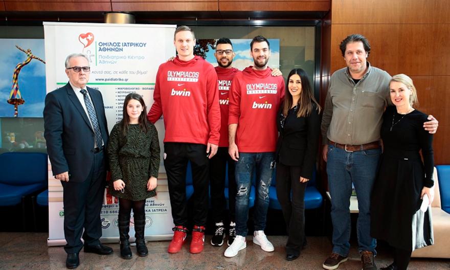 Δώρα σε παιδιά στο Ιατρικό Κέντρο Αθηνών μοίρασε ο Ολυμπιακός (pics+vid)
