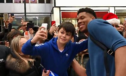 Ελληνική «τρέλα» και... μελομακάρονα για Γιάννη έξω από το Μάντισον Σκουέρ Γκάρντεν (video)