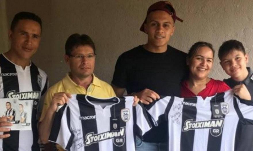 Γέμισε «ασπρόμαυρα» δώρα την οικογένειά του ο Ζαμπά