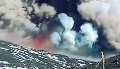 Η μοναδική αντίδραση ενός Έλληνα που καταγράφει την έκρηξη της Αίτνας