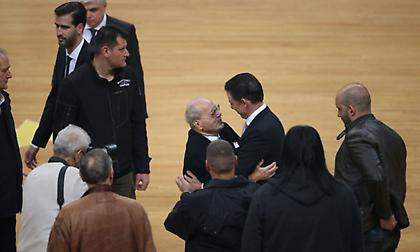 Η θερμή αγκαλιά του Θανάση Γιαννακόπουλου στον Ρικ Πιτίνο (pics)